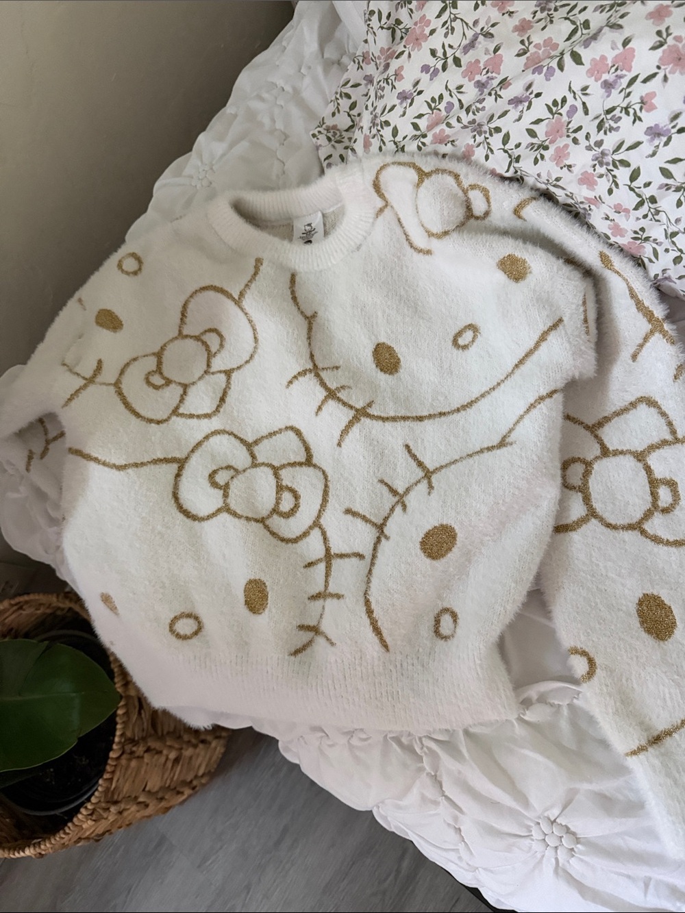 Sanrio Cream & Gold Hello Kitty Knit Pullover Girls Size Large 10/12